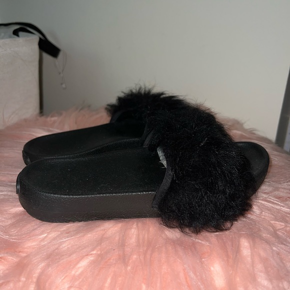 UGG Womens Royale Flat Black Fur Sandal size 6M - Picture 7 of 7